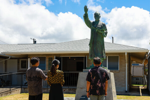  윤석열 대통령과 함께 하와이를 방문한 김건희 여사가 9일(현지시간) 하와이 호놀룰루의 한인기독교회를 방문, 1985년 교인들이 건립한 이승만 대통령 동상을 보며 하와이 한인들의 독립운동과 한인기독교회의 역사를 청취하고 있다.[사진=연합뉴스]
