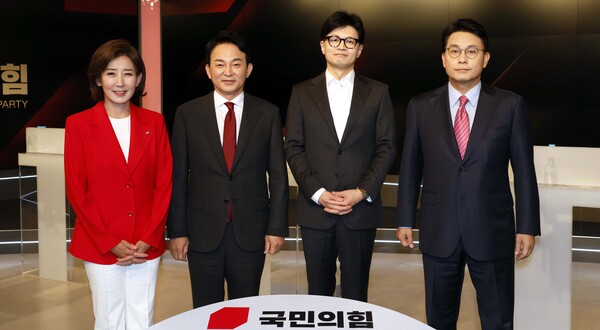 국민의힘 나경원(왼쪽부터), 원희룡, 한동훈, 윤상현 당 대표 후보가 11일 서울 중구 MBN 스튜디오에서 열리는 2차 당 대표 후보 방송토론회에 앞서 기념 촬영하고 있다[국회사진기자단]