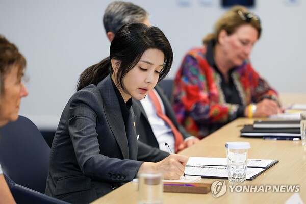 김건희 여사가 11일(현지시간) 미국 워싱턴DC 민주주의진흥재단(NED)에서 열린 북한인권간담회에서 북한 억류 피해자와 유족, 북한인권 개선 활동 중인 탈북민, 북한 전문가 등을 만나 북한의 인권문제와 개선 방향에 대해 의견을 나누며 메모하고 있다. [사진=연합뉴스]