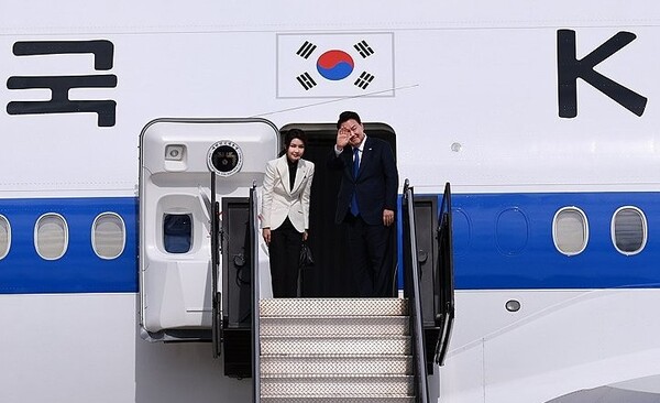 윤석열 대통령과 김건희 여사가 11일(현지시간) 미국 워싱턴DC 인근 덜레스 국제공항에서 북대서양조약기구(NATO·나토) 75주년 정상회의 참석 일정을 마친 뒤 전용기인 공군1호기에 올라 인사하고 있다.[사진=연합뉴스]