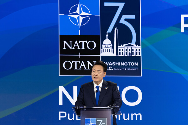  윤석열 대통령이 11일(현지시간) 미국 워싱턴DC 메리어트 마르퀴스 호텔에서 열린 북대서양조약기구(NATO·나토) 퍼블릭포럼 인도·태평양 세션에서 연설하고 있다.[사진=연합뉴스]