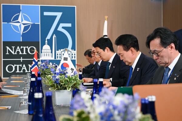 윤석열 대통령이 10일(현지시간) 북대서양조약기구(NATO·나토) 75주년 정상회의가 개최된 미국 워싱턴DC 월터 E. 워싱턴 컨벤션센터에서 요나스 가르 스퇴르 노르웨이 총리와 한-노르웨이 정상회담을 하고 있다.[사진=연합뉴스]