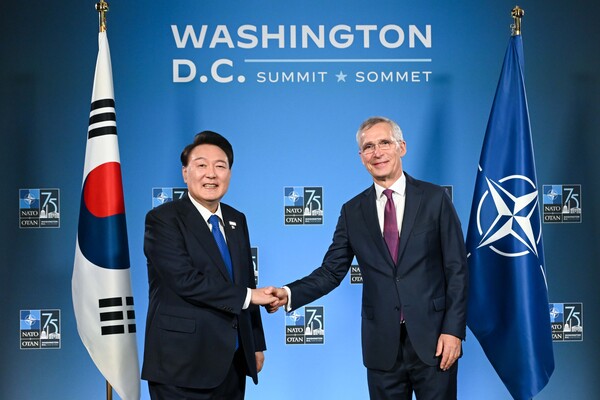 윤석열 대통령이 11일(현지시간) 북대서양조약기구(NATO·나토) 75주년 정상회의가 개최된 미국 워싱턴DC 월터 E. 워싱턴 컨벤션센터에서 옌스 스톨텐베르그 북대서양조약기구(NATO·나토) 사무총장을 만나 악수하고 있다. [사진=연합뉴스]