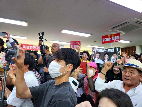 지지자들 300여 명이 몰린 포항북당협 방문 현장