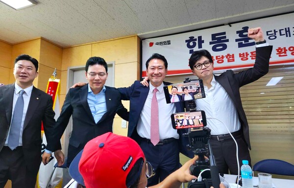 한동훈 국민의힘 당대표 후보가 러닝메이트인 장동혁·박정훈 최고위원 후보 및 진종오 청년최고위원 후보와 어깨동무를 하며 '원팀'을 과시하고 있다.