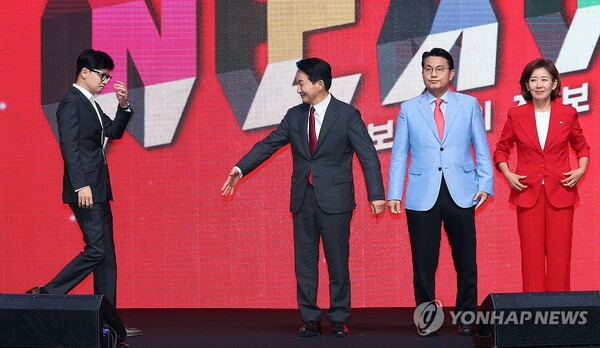 국민의힘 대표 후보들이 12일 오후 대구 엑스코에서 열린 제4차 전당대회 대구ㆍ경북 합동연설회에서 기념촬영을 위해 자리로 향하고 있다. 왼쪽부터 한동훈·원희룡·윤상현·나경원 당 대표 후보. [사진=연합뉴스]