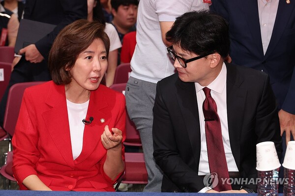 국민의힘 나경원·한동훈(오른쪽) 대표 후보가 8일 오후 광주 김대중컨벤션센터에서 열린 제4차 전당대회 광주·전북·전남·제주 합동연설회에서 대화하고 있다. [사진=연합뉴스]