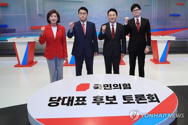 국민의힘 전당대회에 출마한 나경원(왼쪽부터), 윤상현, 원희룡, 한동훈 당대표 후보가 9일 서울 중구 TV조선에서 열린 '국민의힘 당대표 후보 TV토론회'에 참석, 기념을 촬영하고 있다. [사진=연합뉴스]
