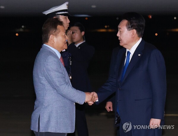 북대서양조약기구(NATO·나토) 75주년 정상회의에 참석했던 윤석열 대통령이 12일 오후 경기 성남 서울공항을 통해 귀국해 마중 나온 이상민 행정안전부 장관과 악수하고 있다. [사진=연합뉴스]