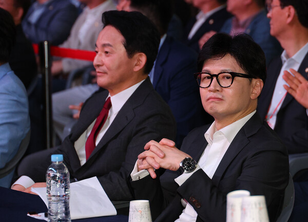 국민의힘 원희룡 당 대표 후보(좌)와 한동훈 후보(우)가 12일 오후 대구 엑스코에서 열린 제4차 전당대회 대구ㆍ경북 합동연설회에서 발표순서를 기다리고 있다.[사진=연합뉴스]