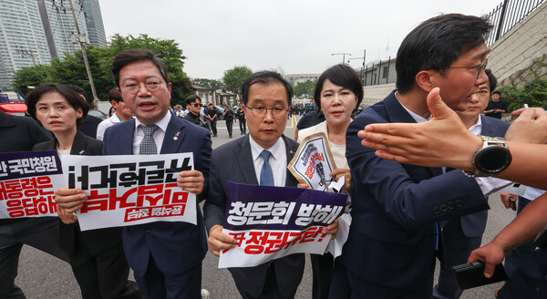 전현희, 김승원, 이건태, 장경태, 이성윤, 박은정 등 국회 야당 법사위원들이 12일 윤석열 대통령 탄핵 국민청원 청문회 추진 관련 대통령실에 증인출석요구서 수령을 촉구하며 서울 용산 대통령실을 항의 방문하고 있다[사진=연합뉴스]