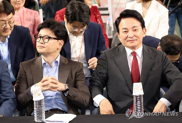 국민의힘 한동훈ㆍ원희룡 당 대표 후보들이 15일 오후 충남 천안 유관순체육관에서 열린 대전·세종·충북·충남 합동연설회에 참석하고 있다. [사진=연합뉴스]