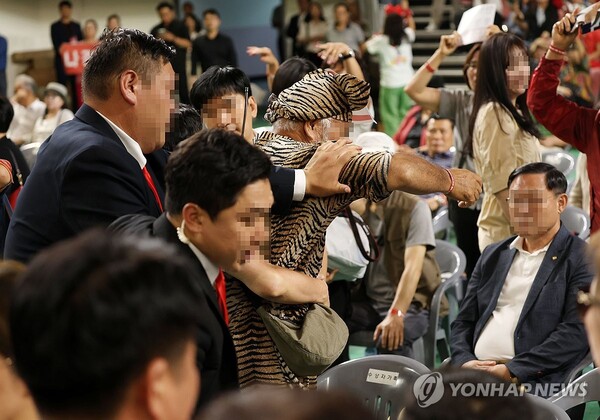 15일 오후 충남 천안 유관순체육관에서 열린 국민의힘 대전·세종·충북·충남 합동연설회에서 당원 사이에 물리적 충돌이 발생하고 있다. [사진=연합뉴스]