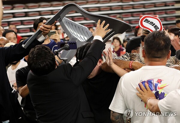 15일 오후 충남 천안 유관순체육관에서 열린 국민의힘 대전·세종·충북·충남 합동연설회에서 당원 사이에 물리적 충돌이 발생하고 있다. [사진=연합뉴스]