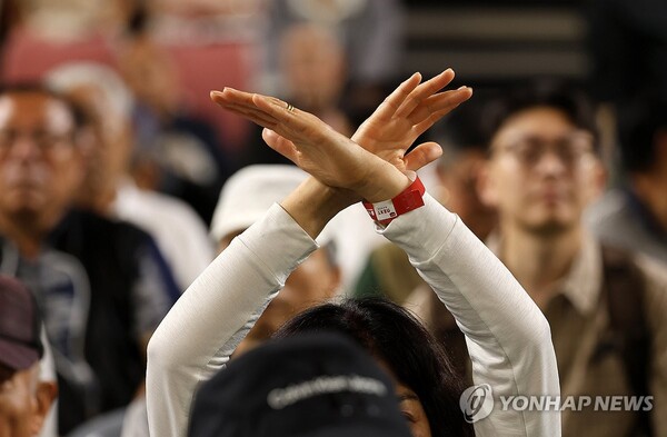 15일 오후 충남 천안 유관순체육관에서 열린 국민의힘 대전·세종·충북·충남 합동연설회에서 일부 참석자가 자신이 지지하지 않는 후보를 향해 손으로 'X'를 그리고 있다. [사진=연합뉴스]