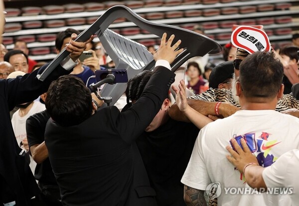 충청권 합동연설회가 열린 15일 욕설과 폭력사태로 아수라장이 된 국민의힘 전당대회가 '자폭대회', '분당대회'라는 평가를 받으며 '최악의 전당대회'가 되고 있다 [사진=연합뉴스]