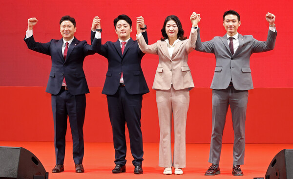 15일 오후 충남 천안 유관순체육관에서 열린 국민의힘 대전·세종·충북·충남 합동연설회에서 청년최고위원 후보들이 기념사진을 찍고 있다. 왼쪽부터 진종오·김정식·김은희·박상현 청년최고위원 후보[사진=연합뉴스]