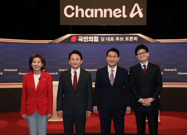 국민의힘 나경원(왼쪽부터), 원희룡, 윤상현, 한동훈 당 대표 후보가 16일 오후 서울 마포구 상암동 채널A 스튜디오에서 열린 3차 당 대표 후보 방송토론회 시작에 앞서 기념촬영을 하고 있다. [사진=연합뉴스]