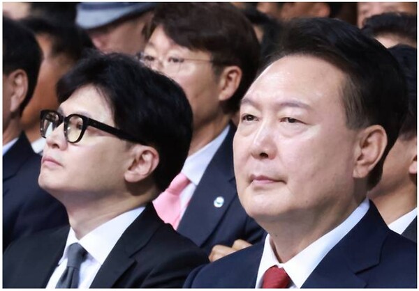 여의도 정가에 '한동훈 당대표' 될 경우 조기 낙마시키겠다는 '김옥균 프로젝트'가 나돌고 있다. 사진은 윤석열 대통령과 국민의힘 한동훈 후보가 지난 4일 인천에서 열린 한국자유총연맹 창립 제70주년 기념식에서 강석호 한국자유총연맹 총재의 기념사를 듣고 있다. [사진  = 연합뉴스]