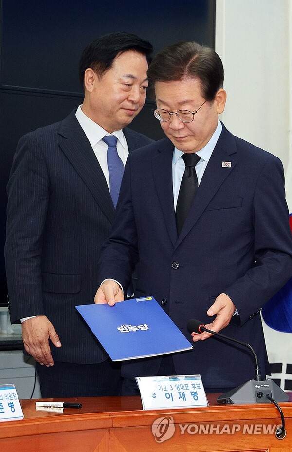 더불어민주당 김두관 당대표 후보와 이재명 후보가 15일 오전 국회에서 제1회 전국당원대회 후보자 공명선거 실천 서약식에서 자리로 향하고 있다. [사진=연합뉴스]