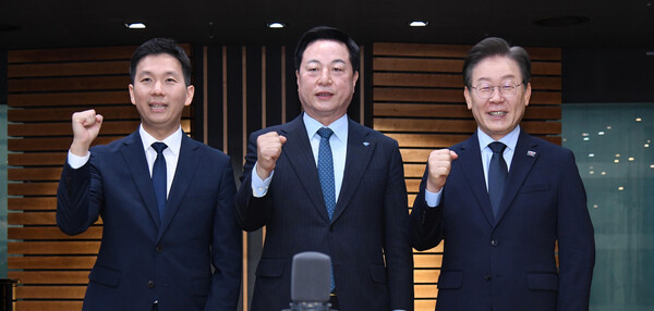더불어민주당 김지수(왼쪽부터), 김두관, 이재명 당대표 후보가 18일 오전 서울 양천구 CBS 사옥에서 열린 더불어민주당 당대표 후보자 토론회에 앞서 기념 촬영을 하고 있다. [사진=연합뉴스]