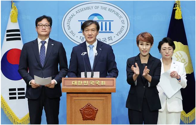 조국혁신당 조국 전 대표는 18일 국회에서 기자회견을 열고 한동훈, 나경원 후보에 대해 공수처, 검찰 등에 판단 후 고발하겠다는 입장을 밝혔다. [사진=연합뉴스]