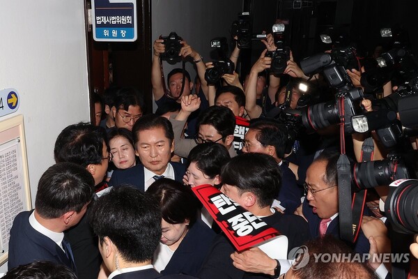 청문회는 시작부터 여야가 정면으로 충돌하면서 고성과 몸싸움으로 아수라장이 됐다 [사진=연합뉴스]