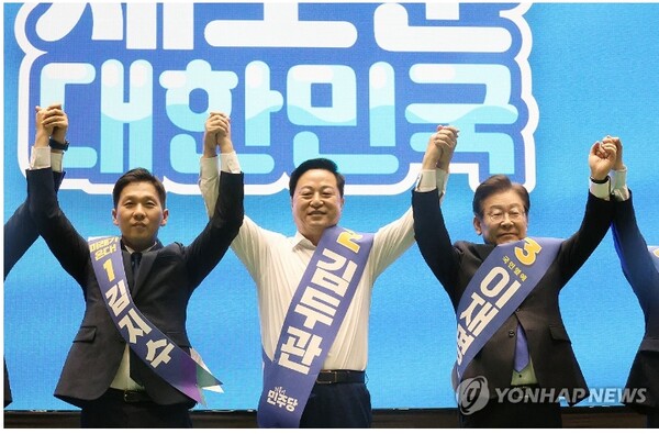 8.18 더불어민주당 전당대회 첫 지역별 합동연설회인 제주 합동연설회에 나선 김지수, 김두관, 이재명 당대표 후보(왼쪽부터)가 서로 승리를 장담하고 있다. 20일 일련 이날 제주, 인천 첫 권리당원 온라인 투표 결과 이재명 후보가 90%를 넘는 압도적 득표 결과를 얻었다. [사진=연합뉴스]