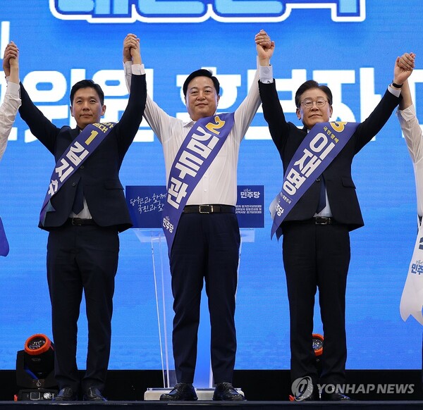 더불어민주당 당 대표·최고위원 후보자 합동연설회가 열린 21일 오후 대구 북구 엑스코에서 김지수, 김두관, 이재명 당 대표 후보가 연설에 앞서 인사하고 있다. [사진=연합뉴스]