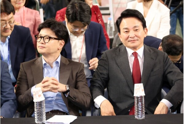 국민의힘 한동훈·원희룡 당 대표 후보들이 15일 오후 충남 천안 유관순체육관에서 열린 대전·세종·충북·충남 합동연설회에 참석하고 있다. [사진=연합뉴스]