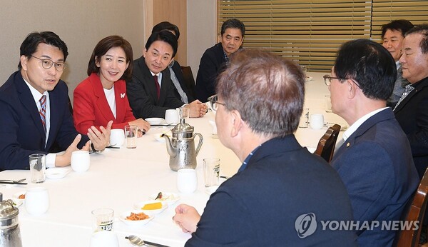 국민의힘 나경원 당 대표 후보가 22일 오후 서울 여의도의 한 식당에서 윤상현, 원희룡 후보와 함께 '패스트트랙(신속처리안건 사건)' 재판에 연루된 일부 전·현직 의원들과 만찬을 하고 있다. [사진=연합뉴스]
