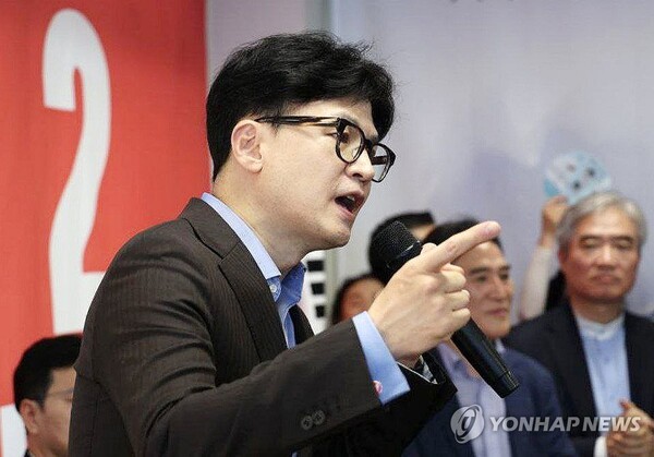 국민의힘 한동훈 당 대표 후보가 21일 양산시(갑)·김해시(을)·창원시 마산합포구·창원시 의창구 당원협의회 등 간담회에 참석해 발언하고 있다. 2024.7.21 [한동훈 후보 제공. 재판매 및 DB 금지] [사진=연합뉴스]