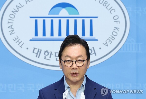 정봉주 전 의원이 2일 국회 소통관에서 최고위원 출마를 선언하고 있다 [사진=연합뉴스]