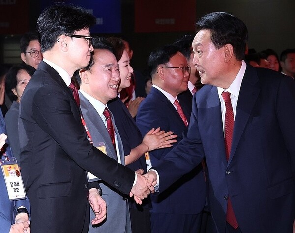 국민의힘 전당대회 현장에 참석한 윤 대통령이 한동훈 당대표 후보와 몇초간의 짧은 인사를 하고 있다. 2024.7.23 [사진=연합뉴스]