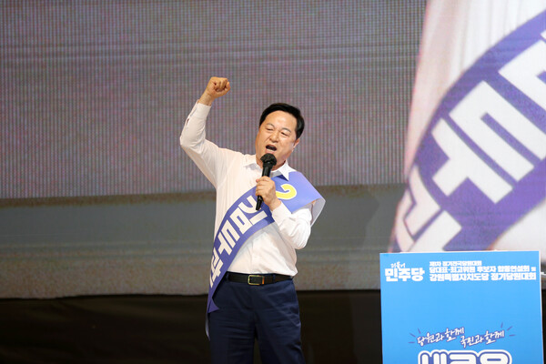 더불어민주당 새 지도부 선출을 위한 지역순회 경선 둘째 날인 21일 오전 강원 홍천군 홍천종합체육관에서 열린 합동연설회에서 김두관 당 대표 후보가 정견 발표를 하고 있다.[사진=연합뉴스]