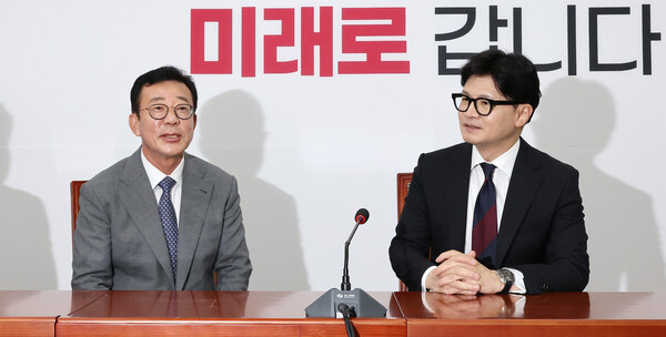 국민의힘 한동훈 신임 대표가 24일 오후 국회를 예방한 홍철호 대통령실 정무수석(왼쪽)과 환담하고 있다. [사진=연합뉴스]