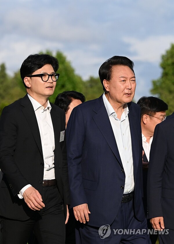 윤석열 대통령이 24일 서울 용산 대통령실 앞 파인그라스에서 열린 국민의힘 신임 지도부 초청 만찬에서 국민의힘 한동훈 대표 등과 함께 걷고 있다. [사진=연합뉴스]