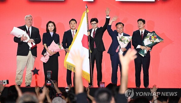 국민의힘 한동훈 당대표 당선자가 23일 오후 고양 킨텍스에서 열린 국민의힘 제4차 전당대회에서 당기 인수 후 최고위원 당선자들과 기념촬영 하고 있다. 왼쪽부터 인요한·김민전·장동혁 최고위원. 한동훈 당대표. 김재원 최고위원, 진종오 청년최고위원 [사진=연합뉴스]
