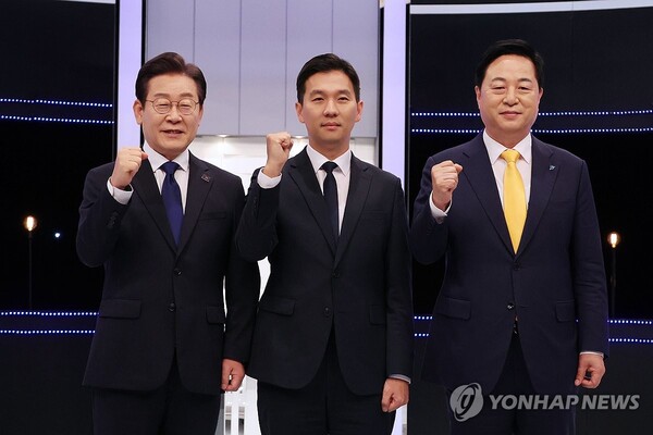 더불어민주당 이재명(왼쪽부터), 김지수, 김두관 대표 후보가 24일 밤 서울 여의도 KBS에서 2차 토론회를 시작하기에 앞서 기념촬영 하고 있다. 2024.7.24 [사진=연합뉴스]