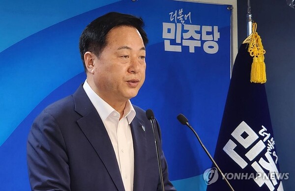 더불어민주당 김두관 당대표 후보가 24일 오전 서울 영등포구 더불어민주당사에서 긴급 기자회견을 열고 발언하고 있다. 2024.7.24 [김두관 캠프 제공. 재판매 및 DB 금지] [사진=연합뉴스]