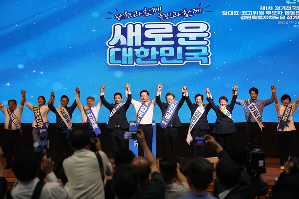 더불어민주당 새 지도부 선출을 위한 지역순회 경선 둘째 날인 21일 오전 강원 홍천군 홍천종합체육관에서 열린 합동연설회에서 3명의 당 대표 후보와 8명의 최고위원 후보가 손을 들어 올리며 당원들에게 인사하고 있다. 왼쪽부터 김병주·강선우·정봉주·민형배 최고위원 후보, 김지수·김두관·이재명 당 대표 후보, 김민석·이언주·한준호·전현희 최고위원 후보. [사진=연합뉴스]