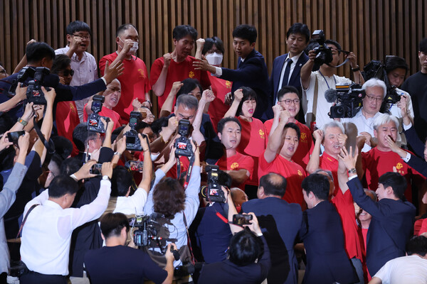 25일 서울 여의도 국회에서 열린 본회의에서 '채상병특검법' 재의결 안건이 부결되자 해병대 예비역연대 회원들이 구호를 외치며 항의하고 있다. [사진=연합뉴스]