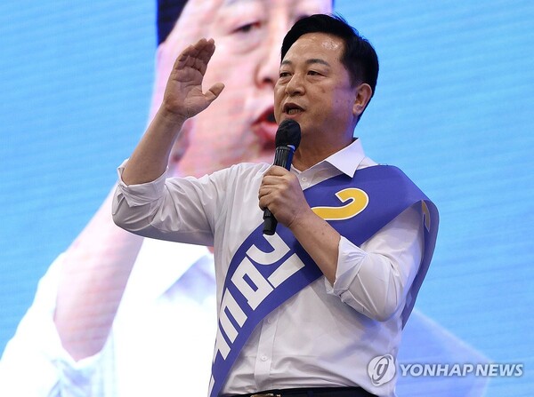 더불어민주당 김두관 당 대표 후보가 21일 대구 북구 엑스코에서 열린 당 대표·최고위원 후보자 합동연설회에서 정견 발표하고 있다. [사진=연합뉴스]