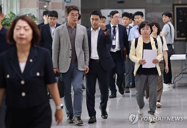 국회 과학기술정보방송통신위원회 김현 간사를 포함한 민주당 소속 위원들이 이진숙 방송통신위원장 후보자가 대전 MBC 재직 시절 사용했던 법인카드 사용 내역을 살펴보기 위해 27일 대전 MBC 사옥으로 들어서고 있다. [사진=연합뉴스]