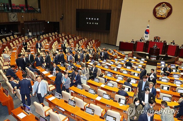 국민의힘 강승규 의원이 28일 새벽 국회 본회의에서 '방송문화진흥회법 일부개정법률안'에 관한 무제한토론을 시작하자, 다수의 야당 의원들이 퇴장하고 있다. [사진=연합뉴스]