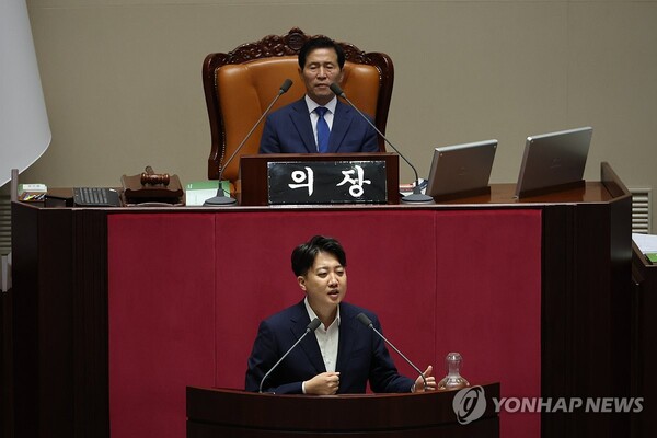 개혁신당 이준석 의원이 28일 오후 국회 본회의에서 '방송4법' 중 방송문화진흥회법에 대한 무제한토론을 하고 있다. [사진=연합뉴스]