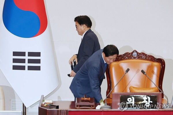 '방송4법' 필리버스터가 사흘연속 계속된 28일 오후 국회 본회의에서 우원식 국회의장과 더불어민주당 소속 이학영 국회부의장이 본회의 사회를 교대하고 있다. 국민의힘 소속 주호영 국회 부의장이 '방송4법' 처리를 위한 국회 본회의 사회를 거부함에 따라 우 의장과 이 부의장은 3시간마다 번갈아 가며 의장석을 지키고 있다.  [사진=연합뉴스]