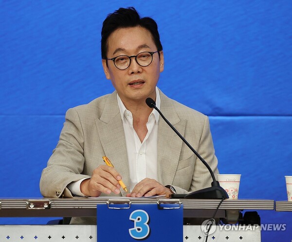 더불어민주당 정봉주 최고위원 후보가 25일 오후 서울 여의도 국회도서관 강당에서 열린 더불어민주당 최고위원 후보자 방송토론회에서 발언하고 있다. 2024.7.25 [국회사진취재단] [사진=연합뉴스]