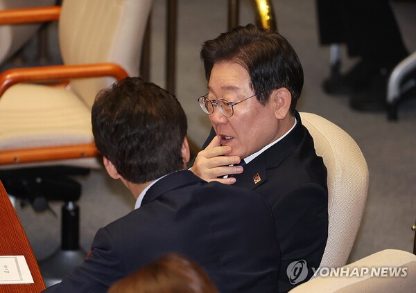 더불어민주당 이재명 전 대표와 김민석 의원이 30일 오전 국회 본회의에서 대화하고 있다. 2024.7.30 [사진=연합뉴스]