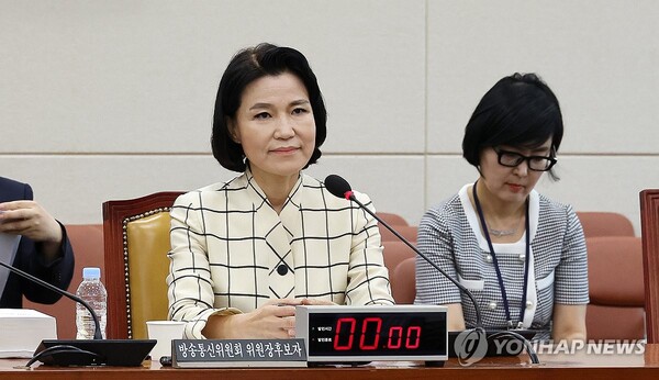 이진숙 방송통신위원장 후보자가 26일 오전 열린 국회 과학기술정보방송통신위원회에서 의원 질의를 경청하고 있다. 이 후보자의 인사청문회는 사흘째 진행 중이다. 민주당 측은 전날 자료 제출 미비를 이유로 청문회 연장을 단독 의결했다. 2024.7.26 [사진=연합뉴스]